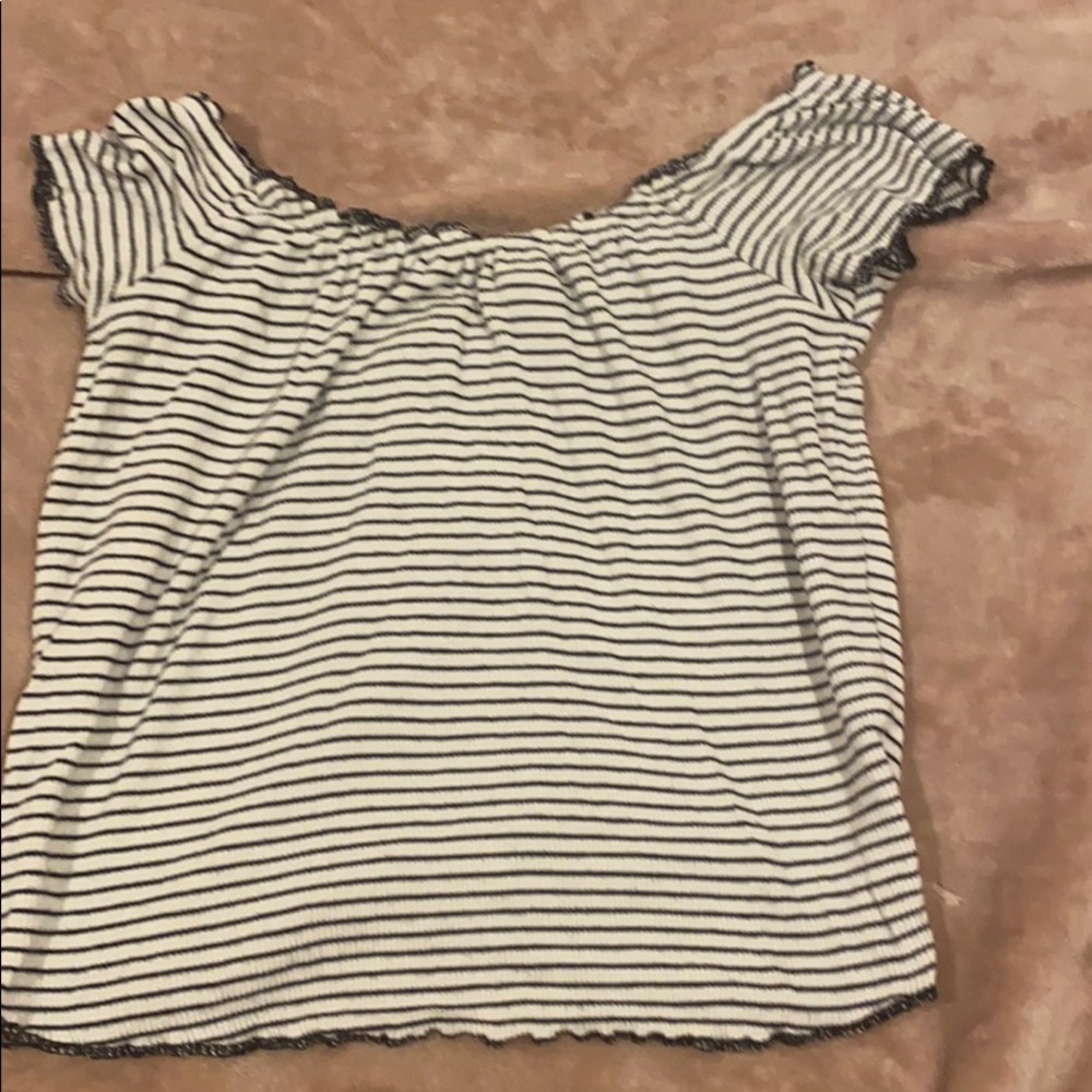 White and blacked line off the should shirt